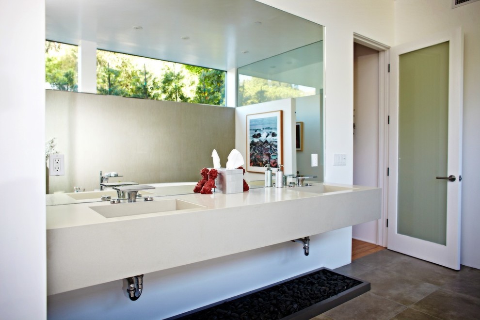 Immagine di una grande stanza da bagno padronale contemporanea con pareti bianche, pavimento in gres porcellanato, lavabo integrato, pavimento marrone, top beige e top in pietra calcarea