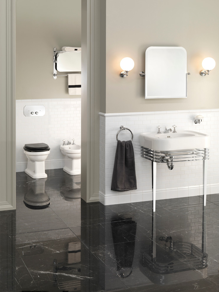 На фото: ванная комната среднего размера в стиле ретро с консольной раковиной, инсталляцией, фасадами островного типа, белой плиткой, керамической плиткой, белыми стенами и мраморным полом с
