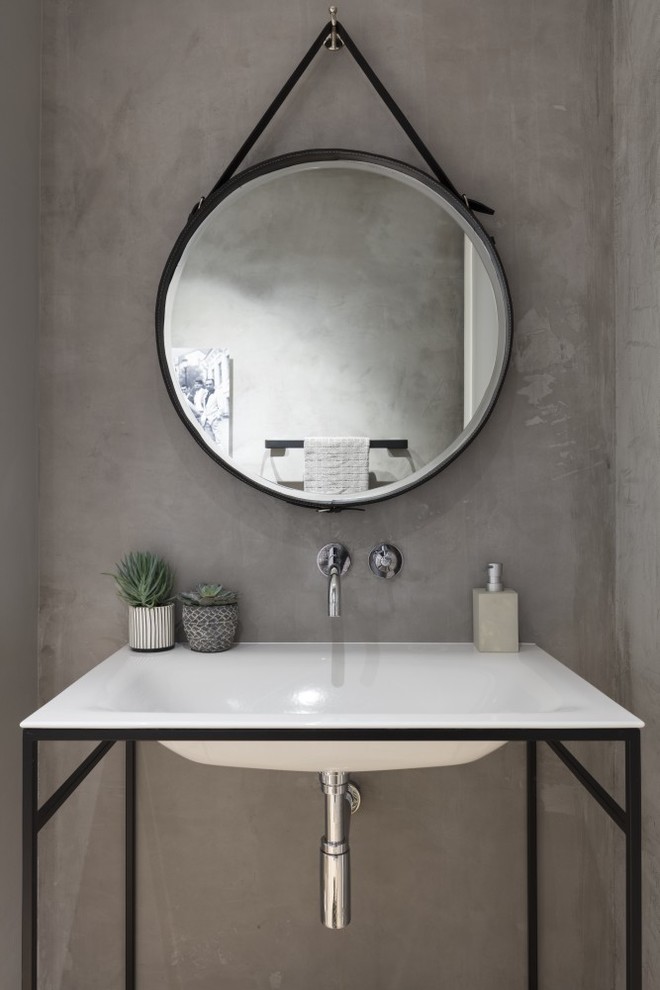 Modernes Badezimmer mit grauer Wandfarbe und Waschtischkonsole in London