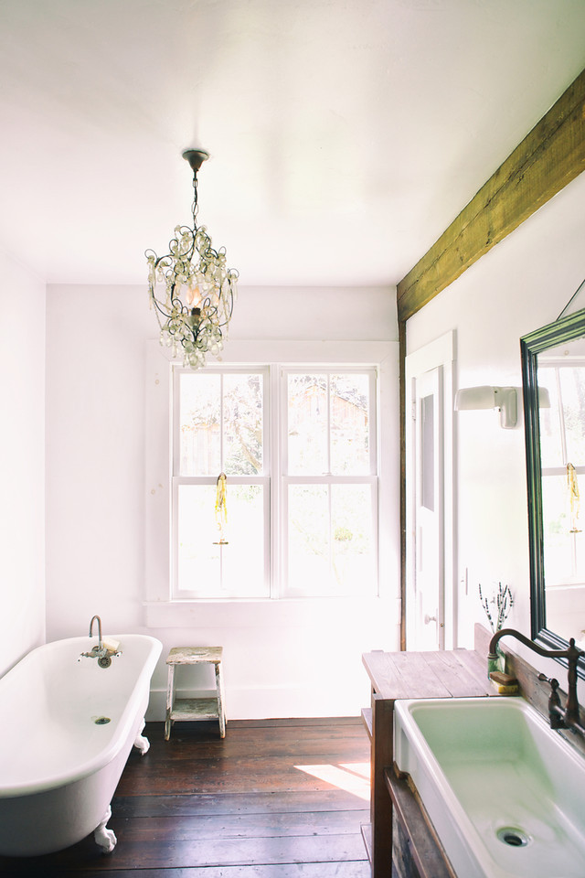 Exemple d'une salle de bain romantique.