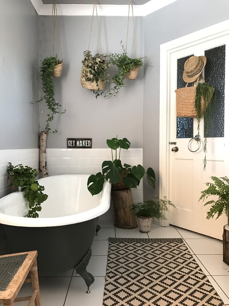 Diseño de cuarto de baño contemporáneo de tamaño medio con baldosas y/o azulejos blancos, baldosas y/o azulejos de cemento, paredes grises, suelo blanco y bañera con patas