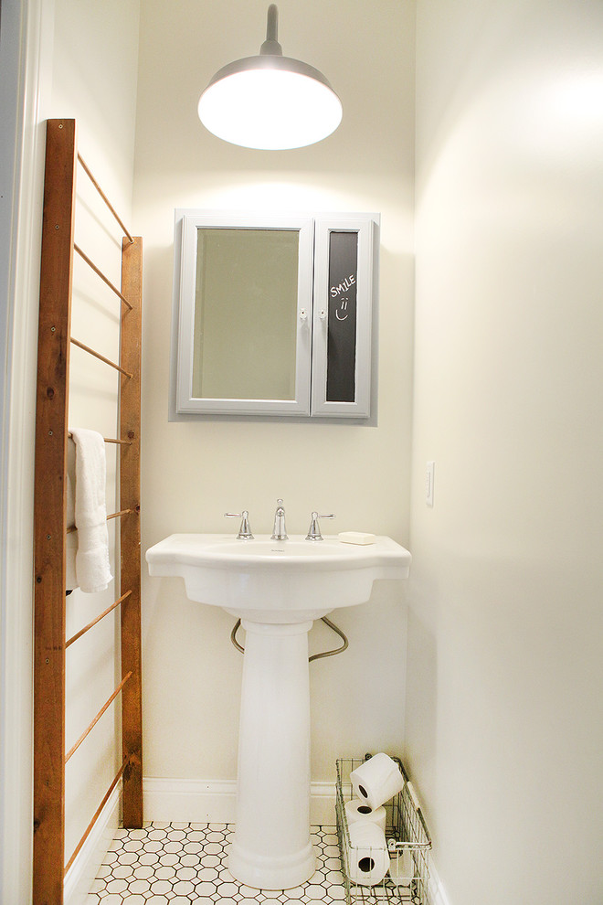 Пример оригинального дизайна: ванная комната в стиле кантри с раковиной с пьедесталом