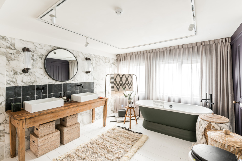 Idéer för ett minimalistiskt brun en-suite badrum, med ett fristående badkar, svart kakel, målat trägolv, ett fristående handfat, träbänkskiva och vitt golv