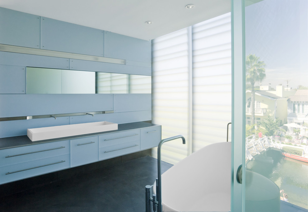 Свежая идея для дизайна: ванная комната в современном стиле с раковиной с несколькими смесителями - отличное фото интерьера