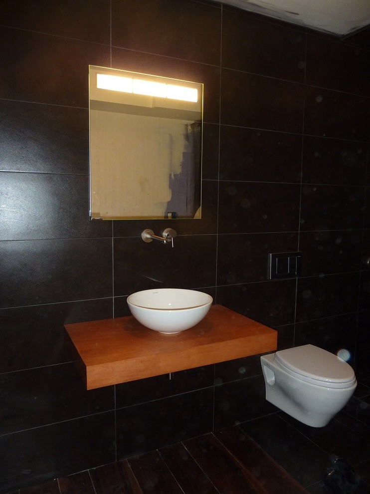 Пример оригинального дизайна: маленькая ванная комната в стиле лофт с консольной раковиной и унитазом-моноблоком для на участке и в саду