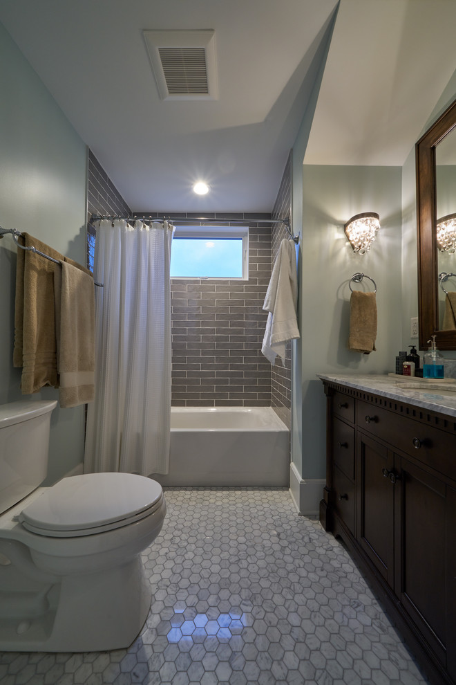 Exempel på ett mellanstort klassiskt grå grått badrum med dusch, med luckor med infälld panel, skåp i mörkt trä, en dusch i en alkov, grå kakel, tunnelbanekakel, gröna väggar, marmorgolv, ett undermonterad handfat, granitbänkskiva, grått golv och dusch med duschdraperi