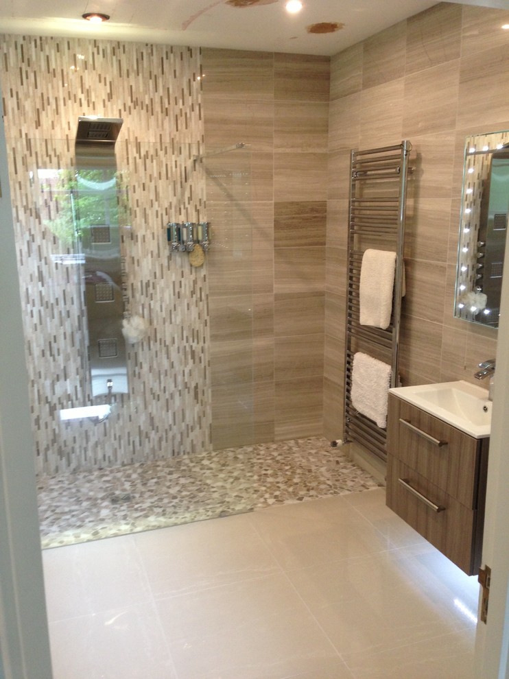 На фото: большая главная ванная комната в современном стиле с фасадами цвета дерева среднего тона