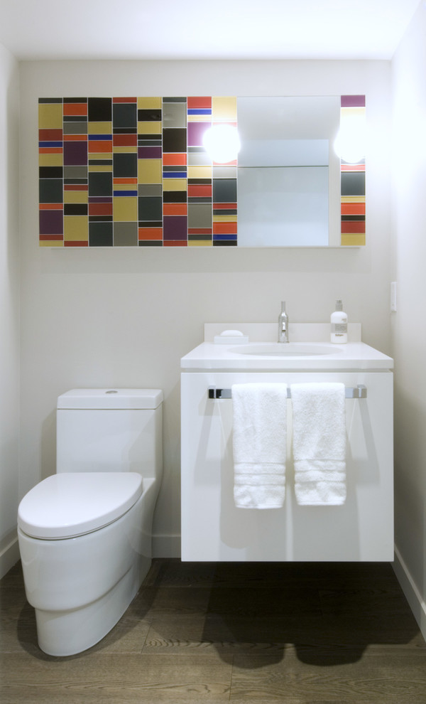 Источник вдохновения для домашнего уюта: ванная комната в стиле модернизм с паркетным полом среднего тона