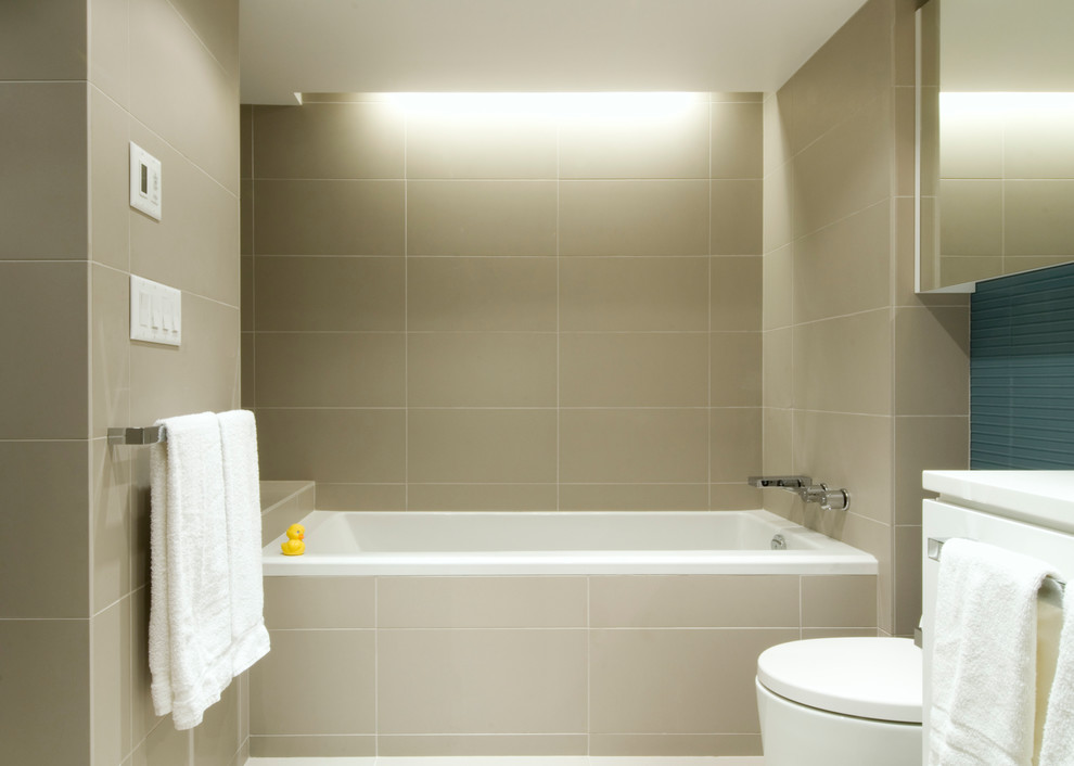 Cette photo montre une grande salle de bain principale moderne avec un lavabo encastré, une baignoire en alcôve, une douche double, WC à poser, un carrelage gris, des carreaux de porcelaine, un mur bleu et un sol en carrelage de porcelaine.