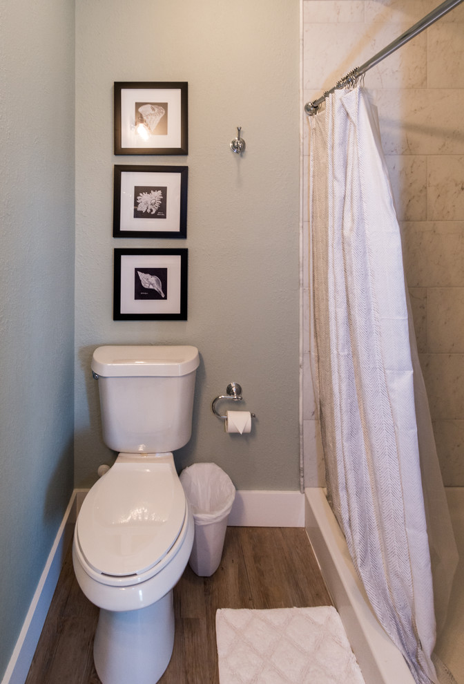 На фото: главная ванная комната среднего размера в современном стиле с фасадами с утопленной филенкой, черными фасадами, душем в нише и серыми стенами