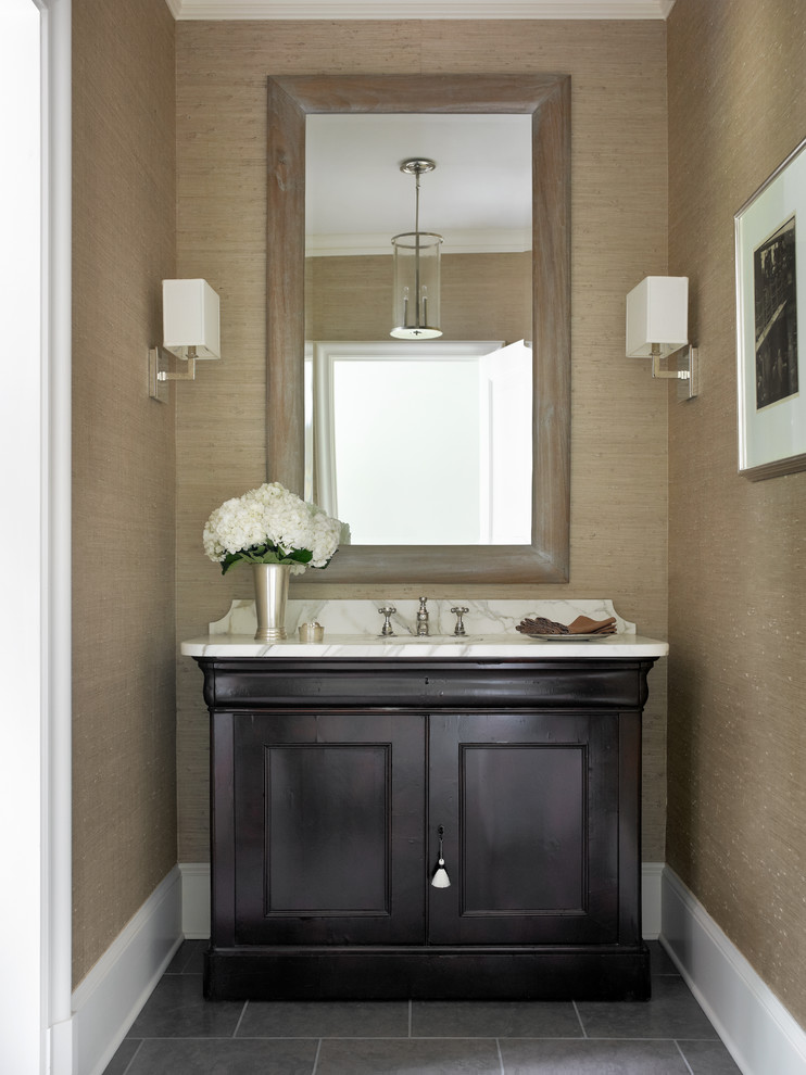 На фото: ванная комната в классическом стиле с темными деревянными фасадами, коричневыми стенами и фасадами с утопленной филенкой с