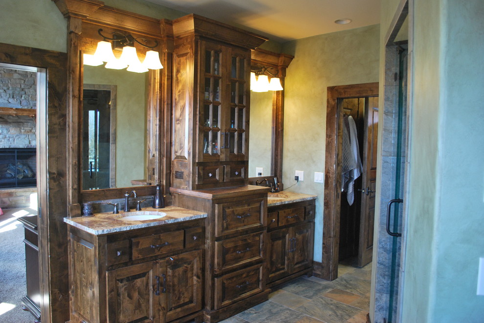 Esempio di un'ampia stanza da bagno padronale rustica con lavabo sottopiano, ante con bugna sagomata, ante in legno scuro, top in granito, pareti beige e pavimento in gres porcellanato
