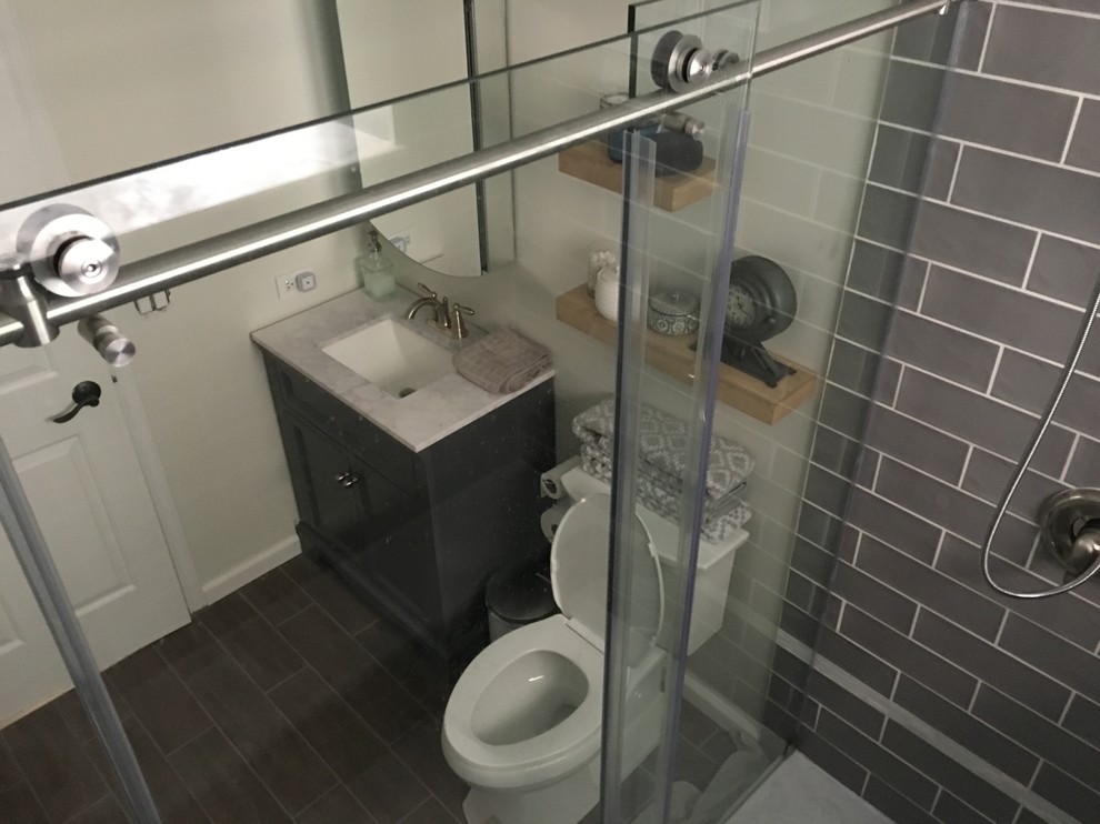 Inspiration för ett mellanstort funkis badrum med dusch, med en öppen dusch, en toalettstol med separat cisternkåpa, grå kakel, tunnelbanekakel, vita väggar, klinkergolv i keramik, ett integrerad handfat, granitbänkskiva, brunt golv och dusch med skjutdörr