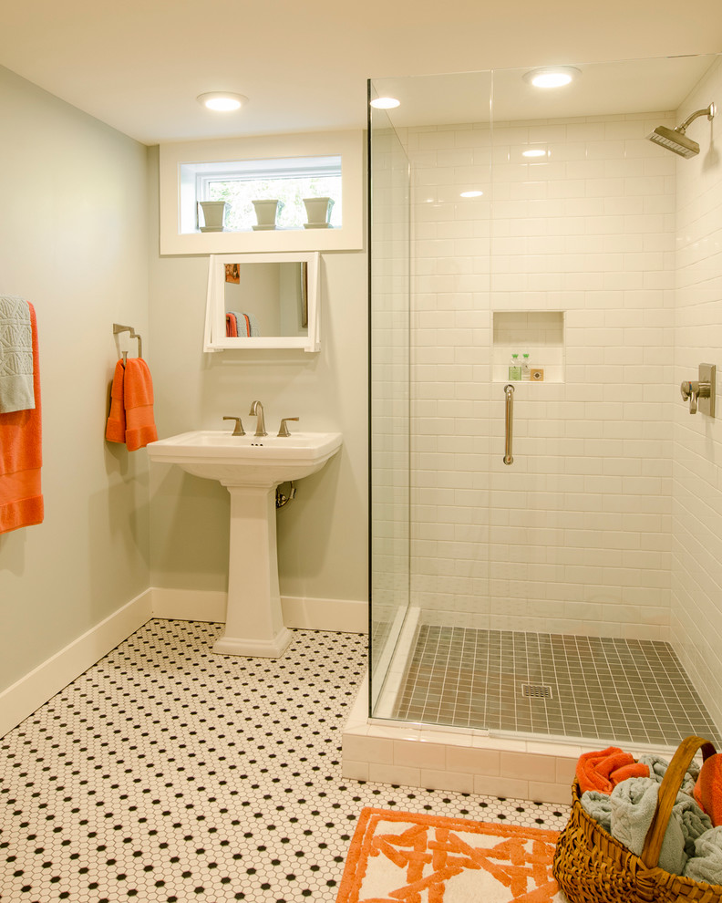 Diseño de cuarto de baño de estilo americano de tamaño medio con lavabo con pedestal, ducha esquinera, sanitario de dos piezas, paredes verdes y suelo de baldosas de porcelana