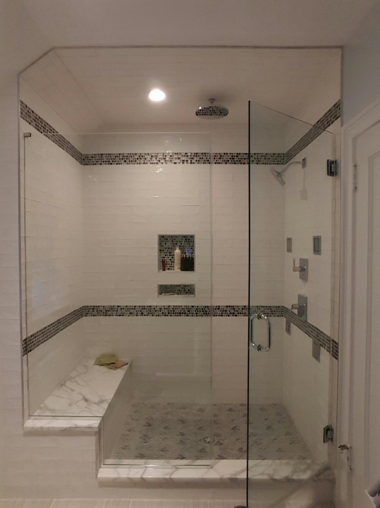 На фото: ванная комната среднего размера в стиле неоклассика (современная классика) с душем в нише, раздельным унитазом, черной плиткой, керамогранитной плиткой, белыми стенами, полом из керамогранита и душевой кабиной с