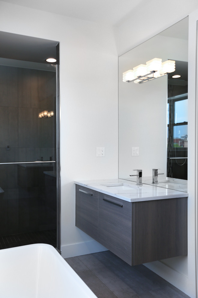 Inspiration för ett mellanstort funkis en-suite badrum, med släta luckor och grå skåp