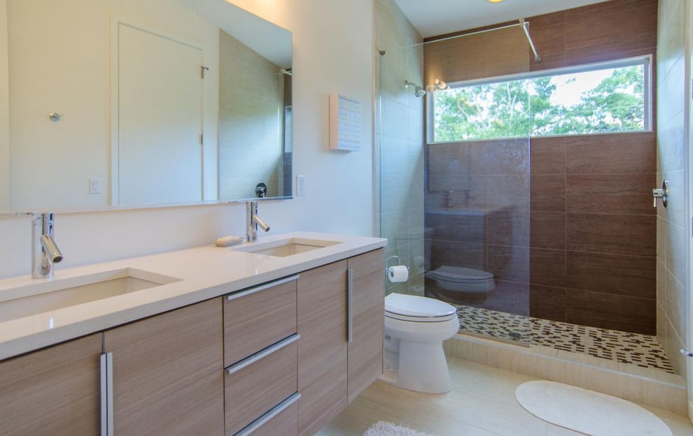 Свежая идея для дизайна: большая главная ванная комната в современном стиле с коричневыми фасадами, открытым душем, писсуаром и открытым душем - отличное фото интерьера