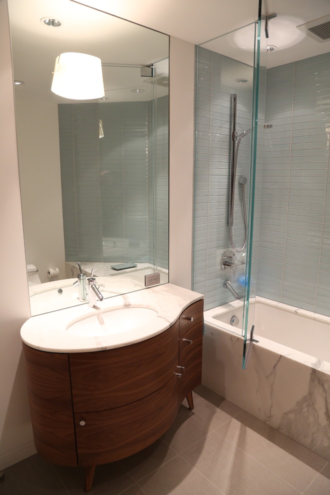 Esempio di una stanza da bagno con doccia moderna di medie dimensioni con ante in legno bruno