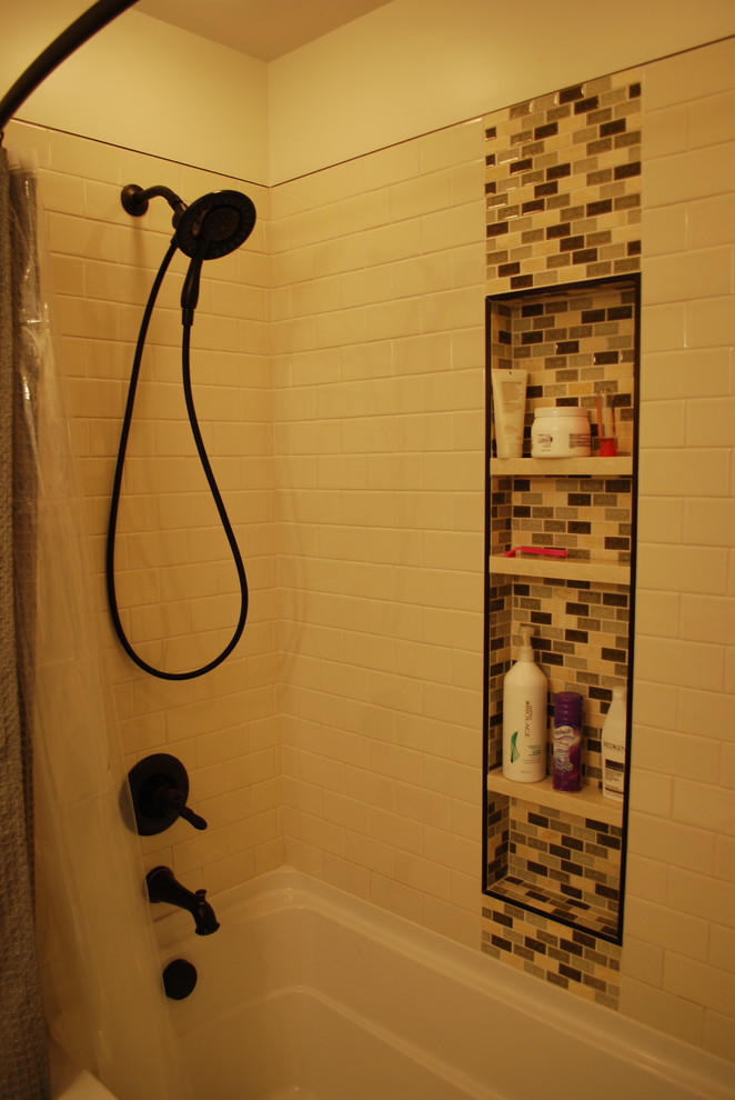 Inspiration för små klassiska badrum, med luckor med infälld panel, vita skåp, ett badkar i en alkov, en dusch/badkar-kombination, beige kakel, keramikplattor, beige väggar, klinkergolv i porslin, ett undermonterad handfat och bänkskiva i kvarts