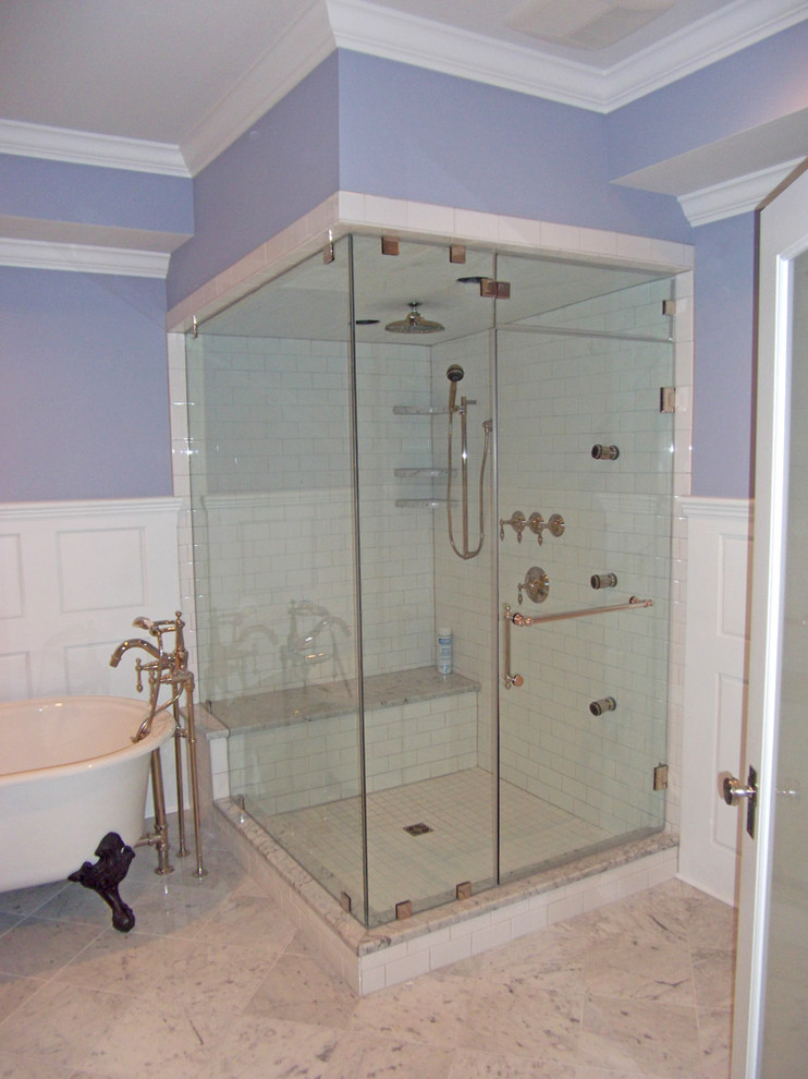 Example of a classic bathroom design in Kansas City
