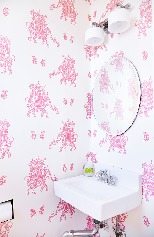 Esempio di una piccola stanza da bagno con doccia minimal con nessun'anta, WC monopezzo, pareti rosa, pavimento con piastrelle in ceramica e lavabo sospeso