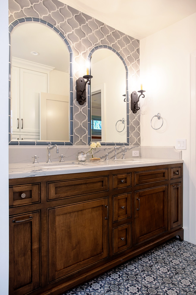Idéer för ett mellanstort klassiskt vit en-suite badrum, med skåp i shakerstil, skåp i mellenmörkt trä, ett hörnbadkar, grå kakel, mosaik, beige väggar, mosaikgolv, ett undermonterad handfat och granitbänkskiva