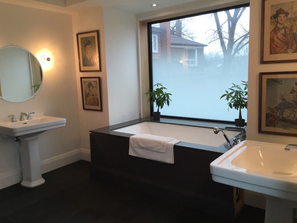 Exemple d'une grande salle de bain principale tendance avec une baignoire en alcôve, une douche double, WC séparés, un carrelage gris, des dalles de pierre, un mur blanc, un sol en ardoise, un lavabo de ferme, un plan de toilette en granite et un sol marron.