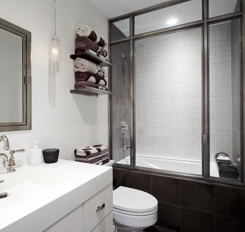 Immagine di una stanza da bagno minimal con ante lisce, ante bianche, vasca/doccia, piastrelle bianche, piastrelle diamantate e vasca sottopiano