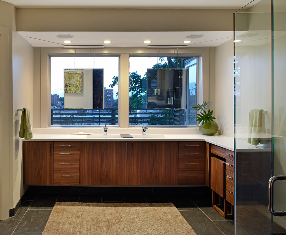 Cette photo montre une salle de bain tendance en bois foncé avec une grande vasque, un placard à porte plane et une douche d'angle.
