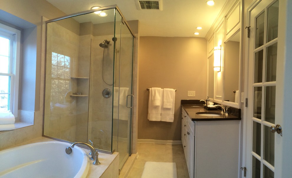 Exempel på ett mellanstort klassiskt en-suite badrum, med ett undermonterad handfat, luckor med upphöjd panel, vita skåp, bänkskiva i kvarts, ett platsbyggt badkar, en toalettstol med separat cisternkåpa, beige kakel, porslinskakel, beige väggar och klinkergolv i porslin