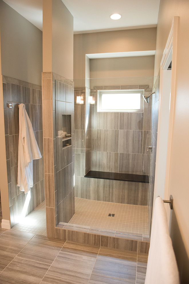 Idées déco pour une salle de bain principale craftsman de taille moyenne avec une douche ouverte, des carreaux de céramique, un sol en carrelage de céramique, un lavabo encastré et un plan de toilette en granite.