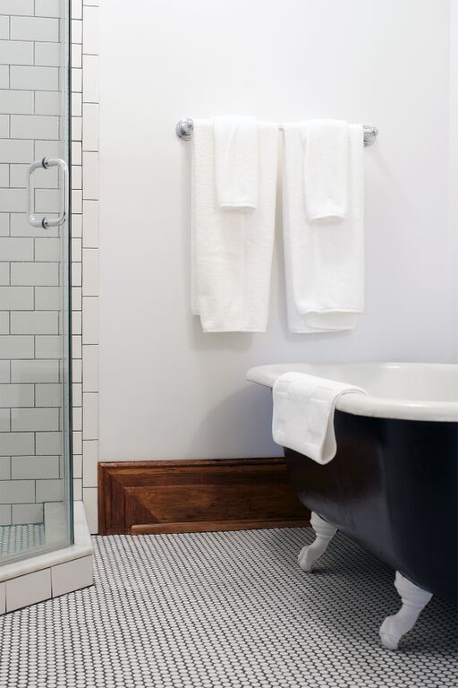 Idéer för ett mellanstort klassiskt badrum med dusch, med ett badkar med tassar, en hörndusch, svart och vit kakel, tunnelbanekakel, vita väggar, marmorgolv, ett piedestal handfat och vitt golv