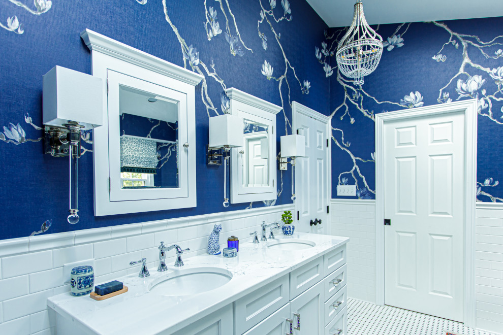 Bild på ett mellanstort vintage vit vitt en-suite badrum, med vit kakel, porslinskakel, blå väggar, ett undermonterad handfat, bänkskiva i kvarts, vitt golv, skåp i shakerstil, vita skåp och mosaikgolv