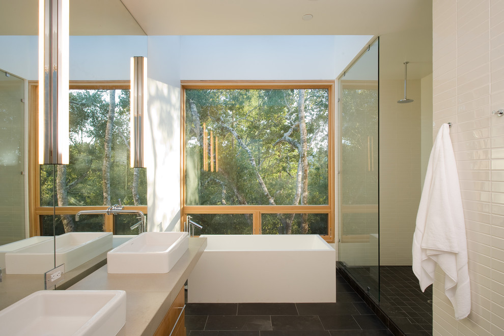 Стильный дизайн: главная ванная комната среднего размера в стиле модернизм с открытым душем, настольной раковиной, плоскими фасадами, светлыми деревянными фасадами, отдельно стоящей ванной и открытым душем - последний тренд