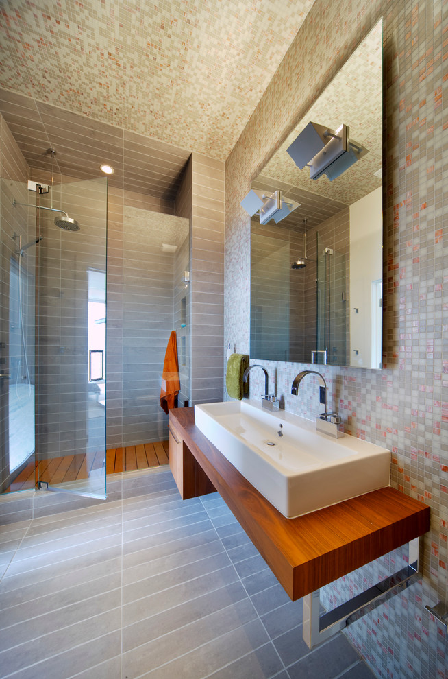 Источник вдохновения для домашнего уюта: ванная комната в современном стиле с раковиной с несколькими смесителями, душем в нише, серой плиткой, плиткой мозаикой и серыми стенами
