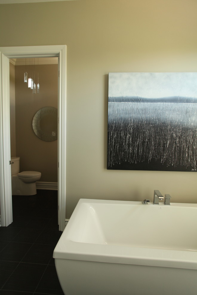 This is an example of a contemporary bathroom in Montreal.