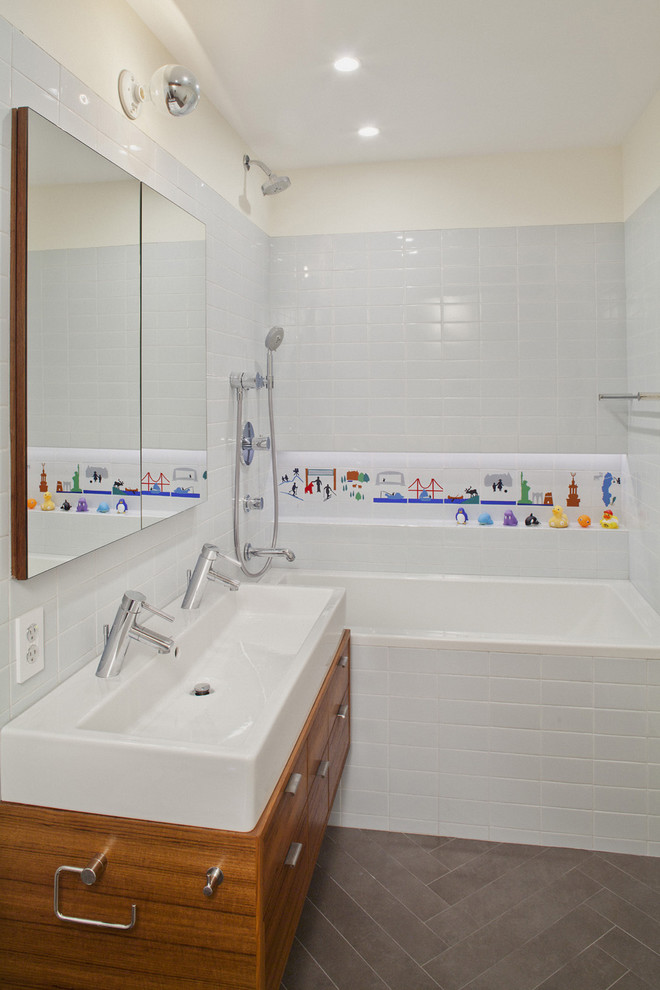 Свежая идея для дизайна: детская ванная комната в стиле модернизм с раковиной с несколькими смесителями, плоскими фасадами, фасадами цвета дерева среднего тона, белой плиткой и плиткой кабанчик - отличное фото интерьера