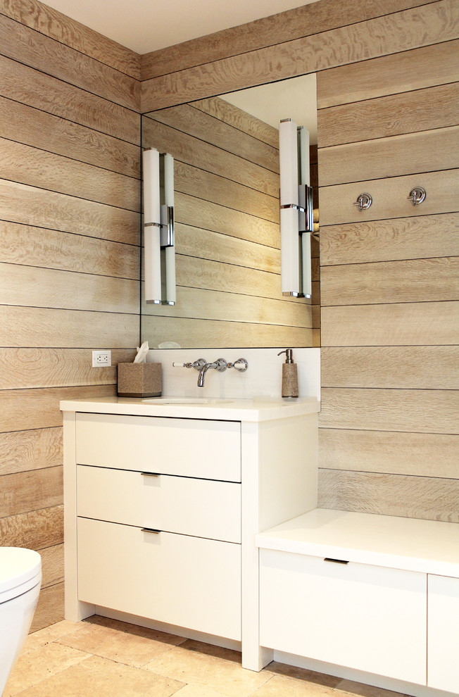 Источник вдохновения для домашнего уюта: ванная комната в современном стиле с плоскими фасадами, белыми фасадами, врезной раковиной и коричневыми стенами