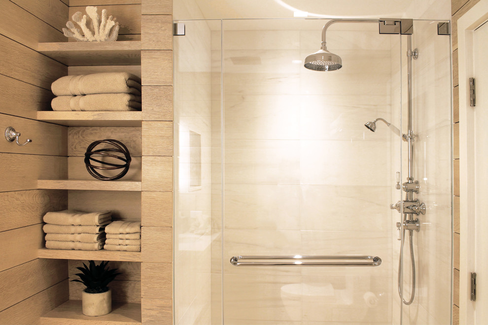 Foto di una stanza da bagno minimal con ante lisce, doccia alcova, piastrelle bianche, pavimento in travertino e lavabo sottopiano
