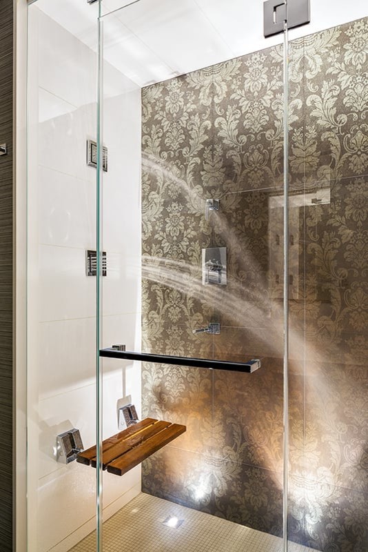 ニューヨークにある中くらいなコンテンポラリースタイルのおしゃれなマスターバスルーム (アルコーブ型シャワー、白いタイル、磁器タイル、白い壁、モザイクタイル、白い床、開き戸のシャワー) の写真