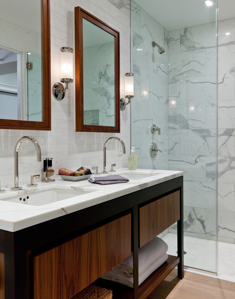 ニューヨークにあるコンテンポラリースタイルのおしゃれな浴室 (濃色木目調キャビネット、バリアフリー、白いタイル、サブウェイタイル、フラットパネル扉のキャビネット) の写真