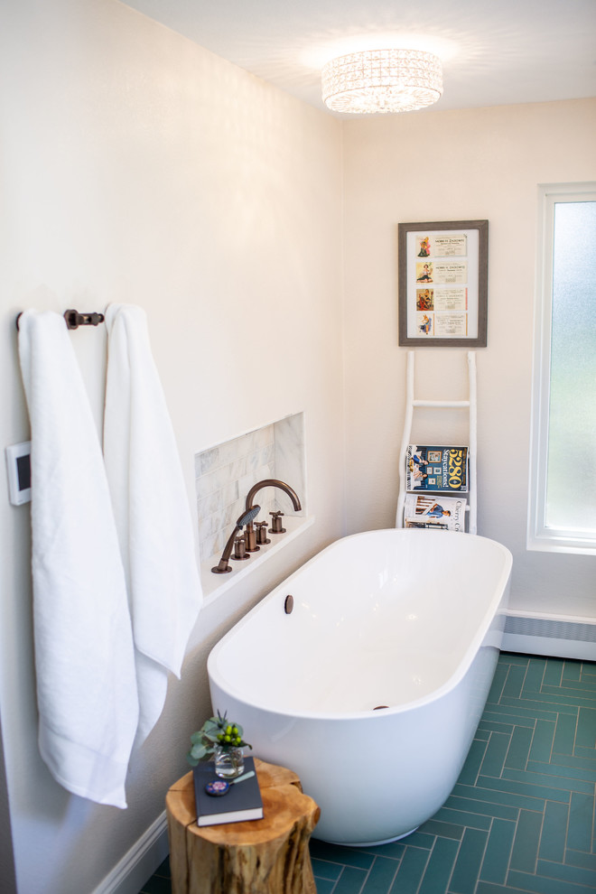 Exempel på ett stort klassiskt vit vitt en-suite badrum, med luckor med upphöjd panel, grå skåp, ett fristående badkar, en dusch i en alkov, en toalettstol med hel cisternkåpa, grön kakel, keramikplattor, vita väggar, klinkergolv i keramik, ett undermonterad handfat, bänkskiva i kvarts, grönt golv och dusch med gångjärnsdörr