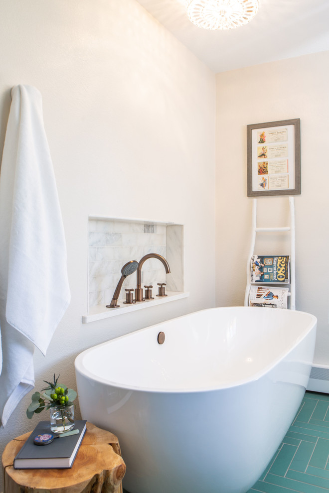 На фото: большая главная ванная комната в стиле неоклассика (современная классика) с фасадами с выступающей филенкой, серыми фасадами, отдельно стоящей ванной, душем в нише, унитазом-моноблоком, зеленой плиткой, керамической плиткой, белыми стенами, полом из керамической плитки, врезной раковиной, столешницей из искусственного кварца, зеленым полом, душем с распашными дверями и белой столешницей с