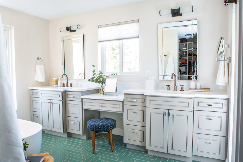 Пример оригинального дизайна: большая главная ванная комната в стиле неоклассика (современная классика) с фасадами с выступающей филенкой, серыми фасадами, отдельно стоящей ванной, душем в нише, унитазом-моноблоком, зеленой плиткой, керамической плиткой, белыми стенами, полом из керамической плитки, врезной раковиной, столешницей из искусственного кварца, зеленым полом, душем с распашными дверями и белой столешницей