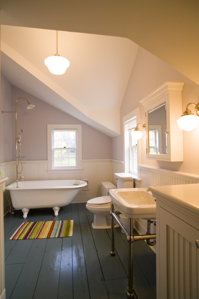 На фото: ванная комната в викторианском стиле с консольной раковиной, ванной на ножках, душем над ванной и серым полом