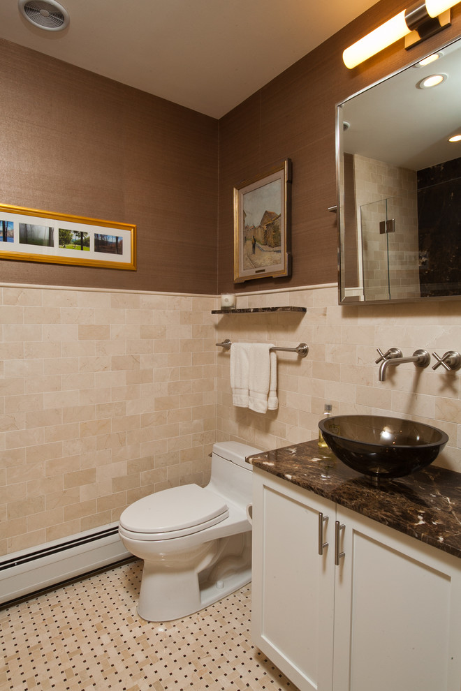На фото: маленькая ванная комната в стиле шебби-шик с душем без бортиков, унитазом-моноблоком, бежевой плиткой, плиткой из листового камня, коричневыми стенами, мраморным полом, настольной раковиной и мраморной столешницей для на участке и в саду