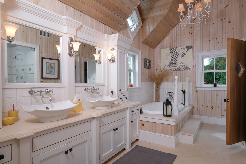 На фото: ванная комната в стиле кантри с фасадами в стиле шейкер, белыми фасадами, накладной ванной, розовыми стенами, настольной раковиной, бежевым полом и бежевой столешницей с