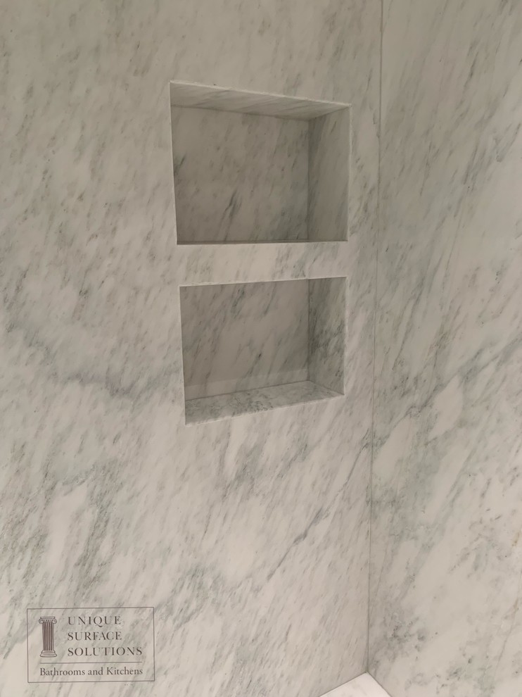 Идея дизайна: главная ванная комната среднего размера в современном стиле с душем в нише, белой плиткой, плиткой из листового камня, белыми стенами, мраморным полом, белым полом и душем с распашными дверями