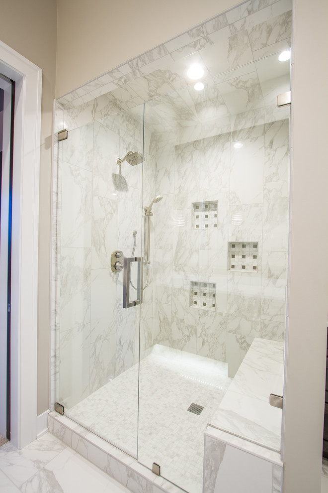 Idée de décoration pour une grande douche en alcôve principale tradition en bois foncé avec un placard à porte shaker, une baignoire indépendante, WC séparés, un mur beige, un sol en marbre, une vasque et un plan de toilette en marbre.