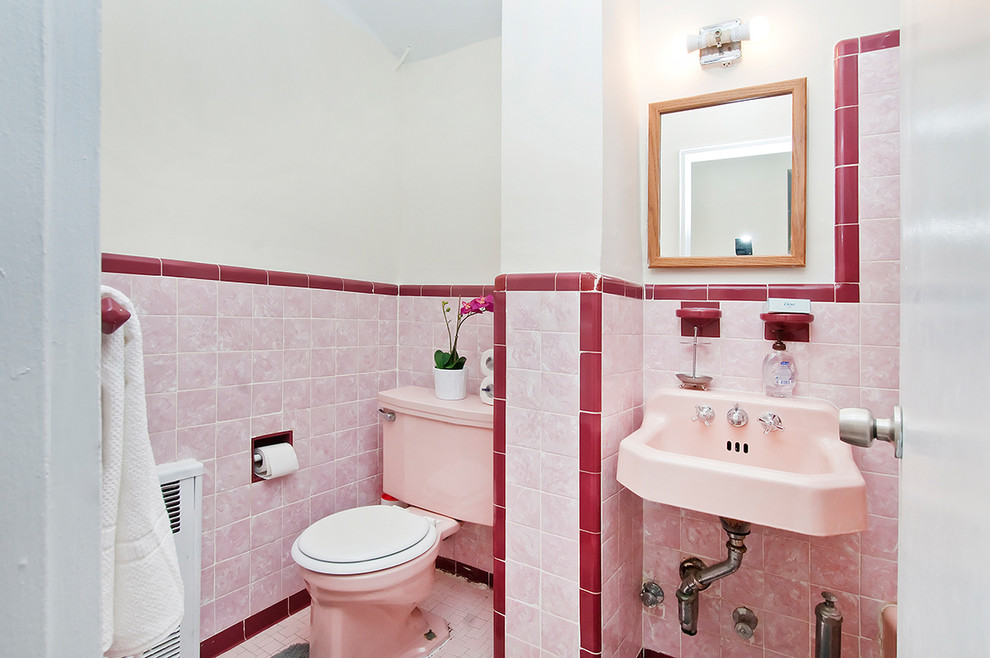 Пример оригинального дизайна: ванная комната в классическом стиле с розовой плиткой, белыми стенами, подвесной раковиной и розовым полом